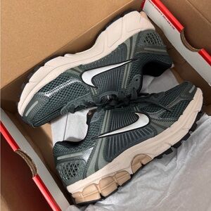 Nike Zoom Vomero 5 Wmns size 7 Green